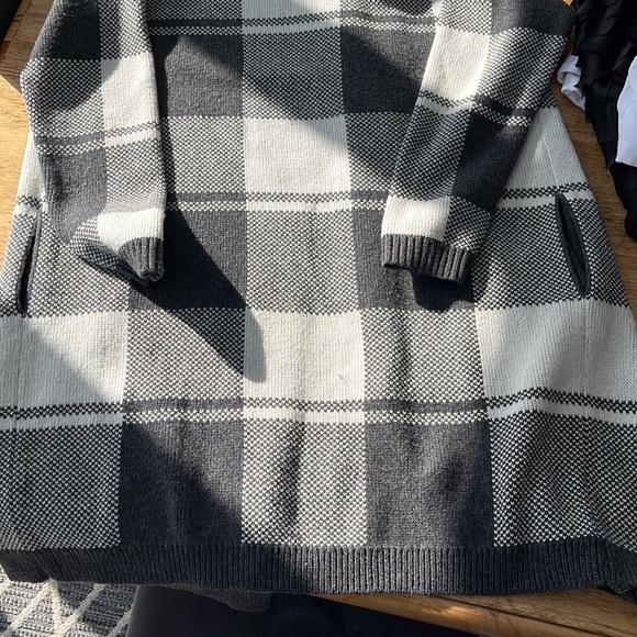 Ann Taylor sweater, never worn extra large. Has pockets. - Picture 4 of 7